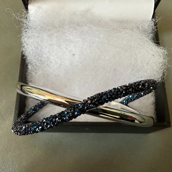 MACY'S CUFF BRACELET SILVER BLUE SPARKLE NEW - Picture 4 of 7
